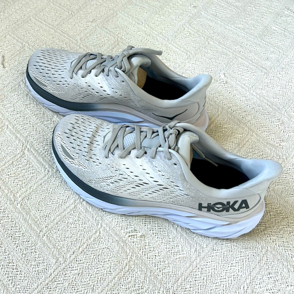 HOKA men’s Clifton 8 size 9 2E wide